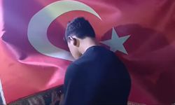 Türk bayrağına saldıran provokatör yakalandı! Bayrağı öperek özür diledi