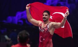 Milli güreşçimiz Taha Akgül, Paris 2024'te yarı finale yükseldi!