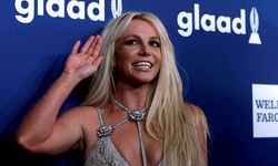 Britney Spears yine şok etti: Kendisiyle nikah masasına oturdu!