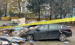 Veli toplantısına gelmişlerdi, adeta faciadan döndüler! Okul duvarı otomobillerin üzerine yıkıldı: Yaralılar var