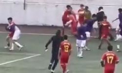 Yeşil saha ringe döndü! Polis futbolcuları zor ayırdı