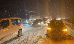 Ulaşıma kar engeli: Yollar kapandı, ekipler alarma geçti!