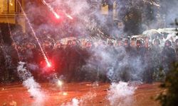 Gürcistan'da sokaklar durulmuyor: Protestocular parlamento binasına havai fişekle saldırdı