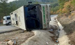 İlkokul öğrencilerini taşıyan minibüs devrildi: Faciadan kıl payı dönüldü, çok sayıda yaralı var