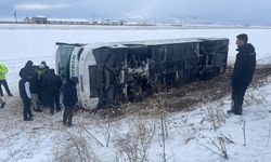 Kars'ta yolcu otobüsü devrildi: Çok sayıda yaralı var!