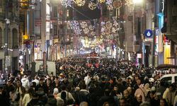 İstiklal Caddesi'nde yeni yıl coşkusu: Adım atacak yer kalmadı