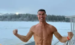 Buz gibi suya aldırış etmedi: Ronaldo’dan kas şov!