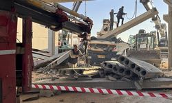 Gaziantep'te beton bloğun altında kalan sürücü hayatını kaybetti