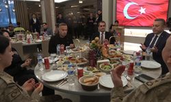 Mehmetçik ve Emniyet güçleri, sınırın sıfır noktasında iftarda buluştu