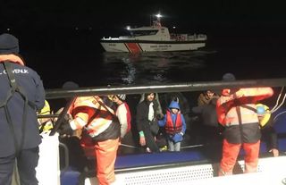 İzmir açıklarında Yunanistan’ın ölüme ittiği 50 düzensiz göçmen daha kurtarıldı