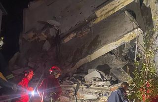 Antalya'da 3 katlı bina çöktü: Ölü ya da yaralı bulunmuyor