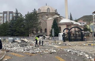 Fırtınaya dayanamadı! Cami minaresi yıkıldı