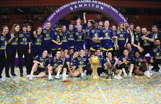 Fenerbahçe, şampiyonluk kupasını kaldırdı