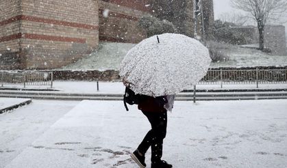 İstanbul'da beklenen kar yağışı başladı! Bazı bölgeler beyaza büründü