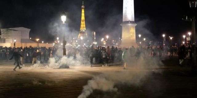 Paris'te emeklilik reformu protesto edildi; 200 kişiye gözaltı