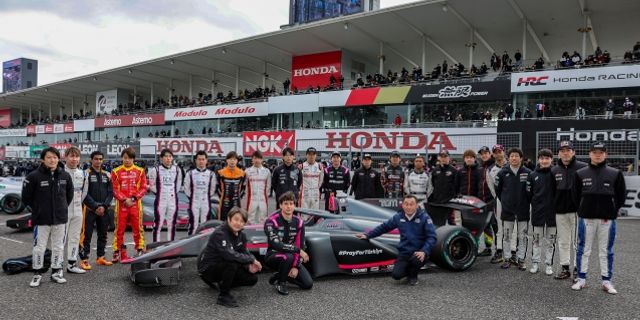 Super Formula pilotlarından; depremden etkilenen vatandaşları anmak için tören