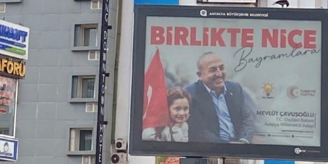 Antalya'da Çavuşoğlu'nun bayraklı afişleri kaldırıldı