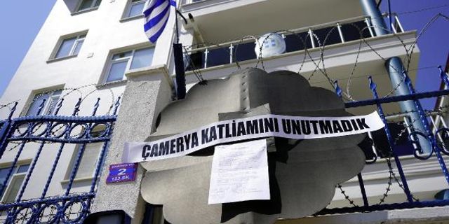 Yunanistan Konsolosluğu önüne 'Çamerya katliamını unutmadık' yazılı çelenk bıraktılar