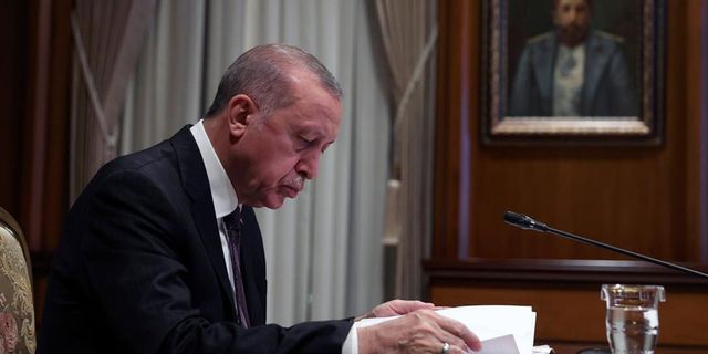 Erdoğan’ın imzasıyla Resmi Gazete’de yayımlandı… Gece yarısı yüzlerce atama kararı!