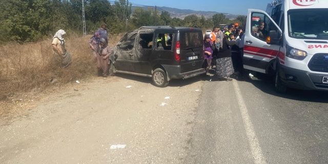 Cezaevi görüşüne giden ailenin bulunduğu hafif ticari araç takla attı: 5 yaralı