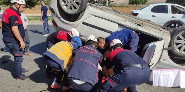Devrilen otomobilin sürücüsü yaralandı