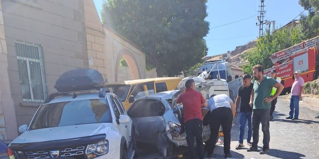 Kontrolü kaybolan minibüs önce araçlara sonra yayalara çarptı: 1 Ölü