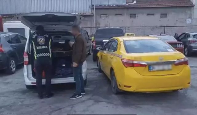 Turistleri almak için taksideki Türk yolcuları indirdi! O taksici yakalandı