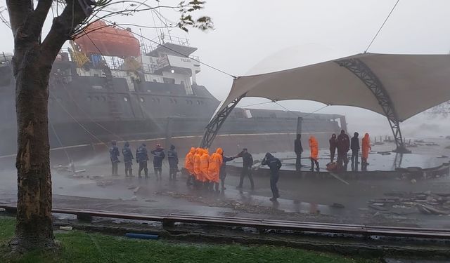 Zonguldak'ta fırtına nedeniyle hayat durdu: Karaya vuran gemi ikiye bölündü!
