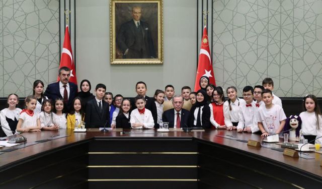 Erdoğan, 23 Nisan çocuklarını Külliye'de kabul etti