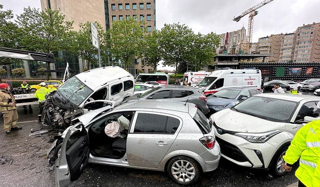 Beşiktaş'ta zincirleme kaza: 8 araç birbirine girdi, 8 yaralı