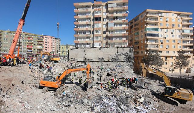 77 kişinin hayatını kaybettiği Serin-2 Apartmanı davası başladı