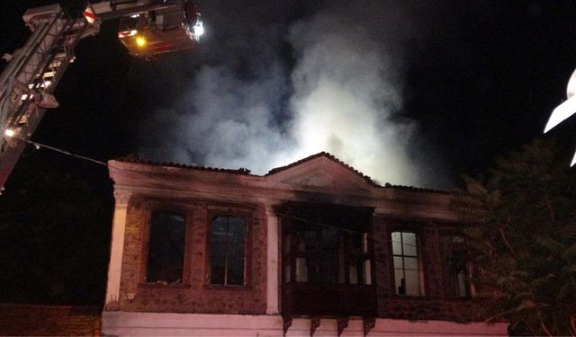 İzmir'de tarihi binada yangın çıktı