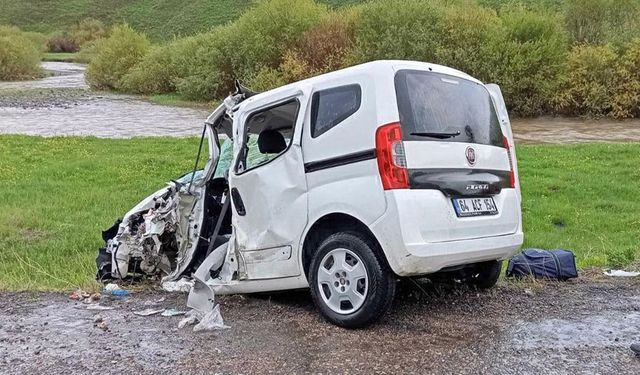 Ağrı'da hafif ticari araçla minibüs çarpıştı: 1'i bebek 3 ölü, 4 yaralı