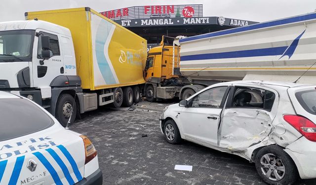 Kayseri'de feci kaza: TIR direksiyon hakimiyetini kaybetti 5 aracı biçti!