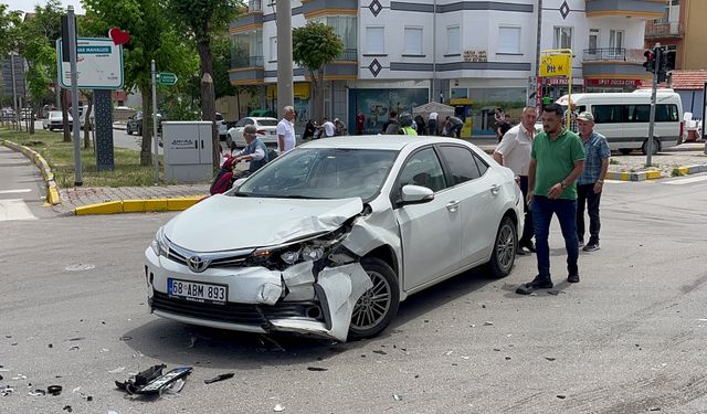 Alkollü araç kullanıp kaza yaptı, sinirini basın mensuplarından çıkardı!