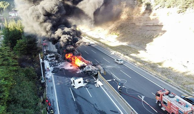 Akaryakıt yüklü tır ile karpuz yüklü tır çarpıştı: Yangın çıktı