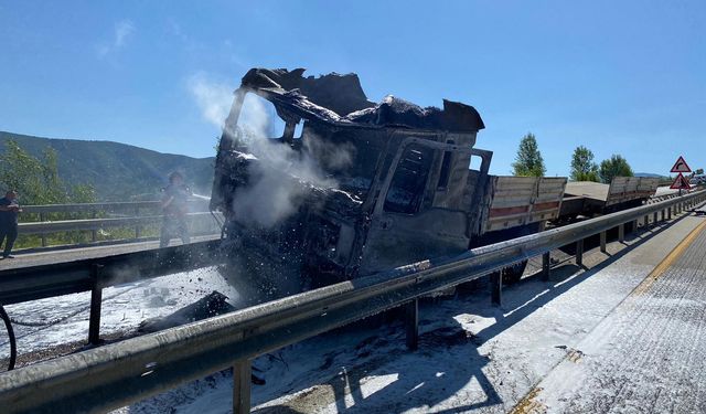 Çankırı'da korkunç kaza! Tırdan düşen beton blok otomobili parçaladı