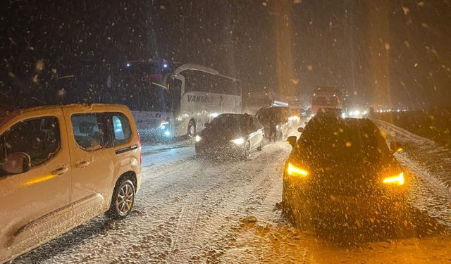 Ulaşıma kar engeli: Yollar kapandı, ekipler alarma geçti!