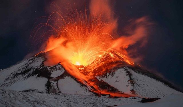 Yunanistan'dan sonra şimdi de İtalya: Etna Yanardağı püskürmeye başladı!