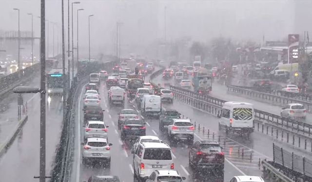 İstanbul'da kar alarmı! Trafik durma noktasına geldi