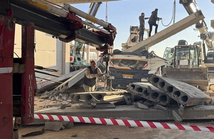 Gaziantep'te beton bloğun altında kalan sürücü hayatını kaybetti