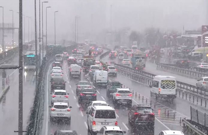 İstanbul'da kar alarmı! Trafik durma noktasına geldi