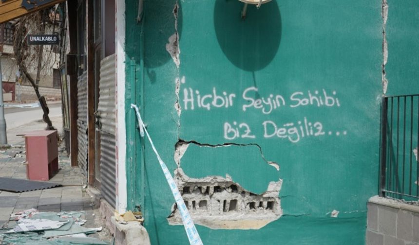 Depremin etkilediği Malatya'da duygulandıran duvar yazıları