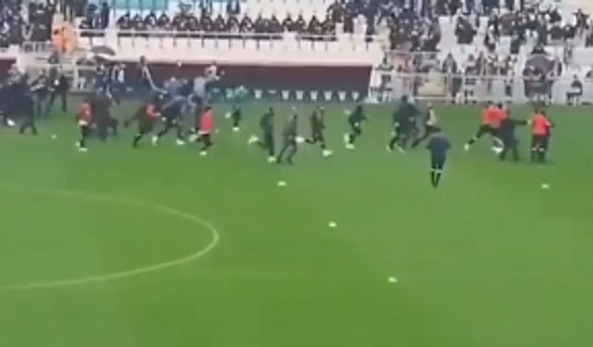 Bursaspor Amedspor maçı öncesi saha savaş alanına döndü! Futbolcular arasında kavga çıktı