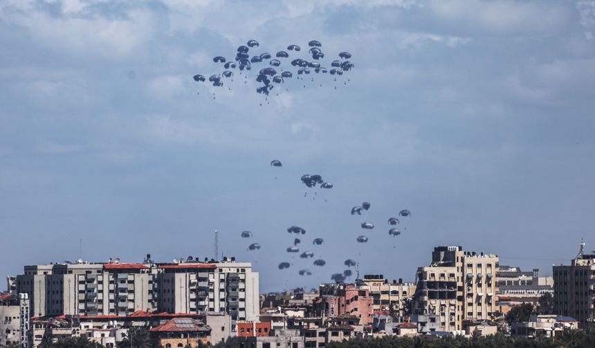 Gazze'ye havadan bırakılan yardımın paraşütleri açılmadı, çok sayıda ölü ve yaralı var