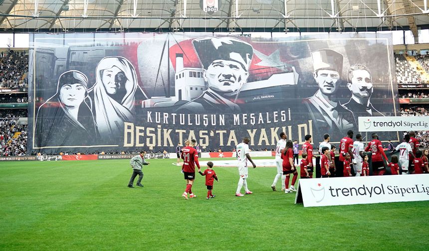 Beşiktaş taraftarının 19  Mayıs coşkusu, tribüne yansıdı: Dev pankartla kutladılar