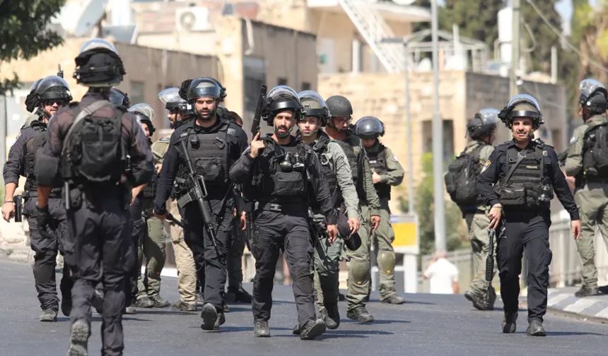 İsrail polisi Al Jazeera'nın ofisini bastı; ekipmanlara el koydu