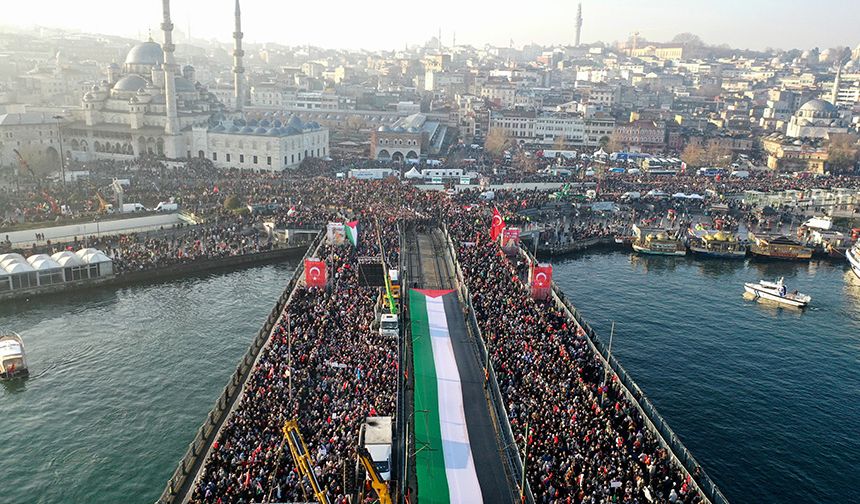 Galata Köprüsü'nde tarihi yürüyüş! Yüz binlerce kişi Filistin için bir arada