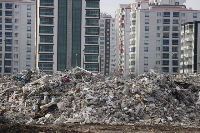 Depremin vurduğu Diyarbakır&#039;da içler acısı bir görüntü ortaya çıktı. Kentte yıkılan 7 binanın yıkımından sonra toplanan molozlar belediyeye ait alana getirildi. Her bir yapıya ait molozların başına ise binanın isminin yer aldığı tabelalar konuldu