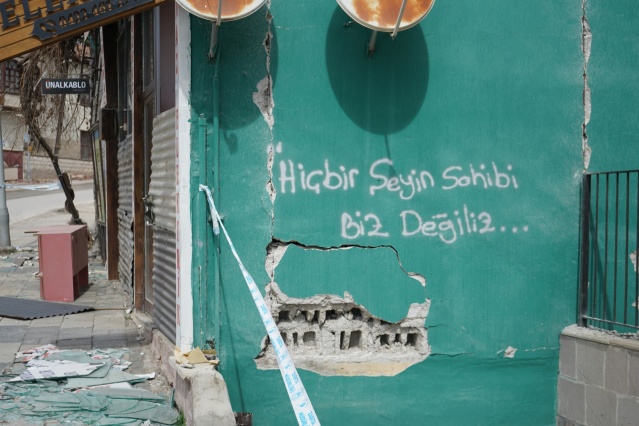 Merkez üssü Kahramanmaraş olan depremlerin ardından, Malatya&#039;da duvarlara yazılan yazılar, okuyanları duygulandırdı.